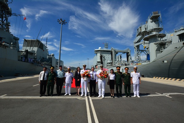 Tàu Hải quân Hoàng gia Canada Regina và tàu hậu cần Asterix thăm cảng Quốc tế Cam Ranh - Hình 3