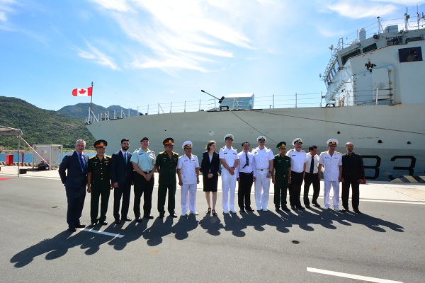 Tàu Hải quân Hoàng gia Canada Regina và tàu hậu cần Asterix thăm cảng Quốc tế Cam Ranh - Hình 4