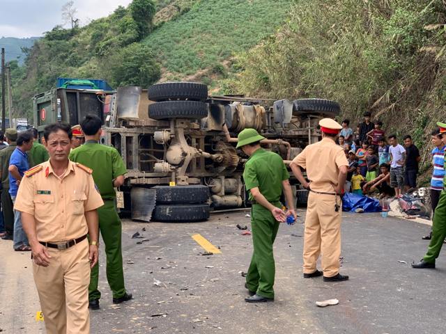 Quảng Trị: Xe máy đối đầu xe tải, 1 người tử vong, tắc đường kinh hoàng trên Quốc lộ 9