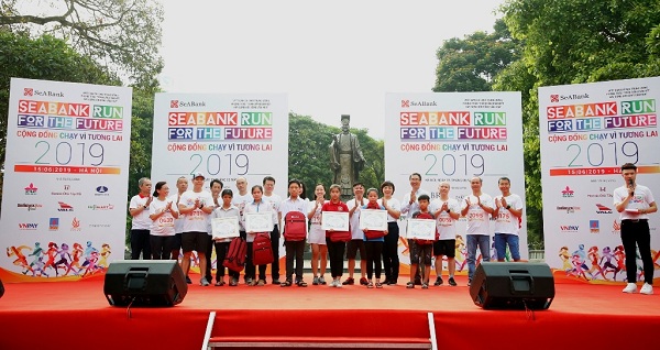 Gần 2.300 người tham gia giải chạy cộng đồng gây quỹ học bổng cho trẻ em nghèo hiếu học tại Hà Nội - Hình 4