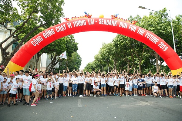 Gần 2.300 người tham gia giải chạy cộng đồng gây quỹ học bổng cho trẻ em nghèo hiếu học tại Hà Nội - Hình 1
