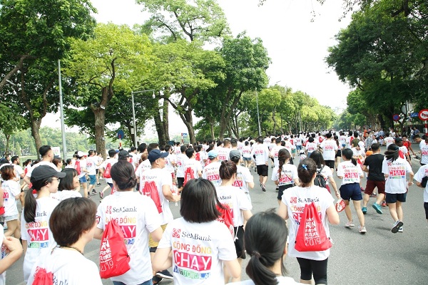 Gần 2.300 người tham gia giải chạy cộng đồng gây quỹ học bổng cho trẻ em nghèo hiếu học tại Hà Nội - Hình 3