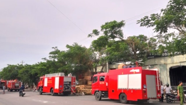 Cháy lớn suốt 3 giờ tại xưởng gỗ 1.000m2 giáp ranh Quảng Nam - Đà Nẵng
