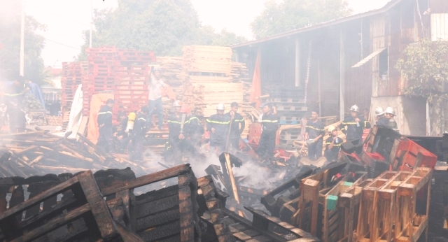 Cháy lớn suốt 3 giờ tại xưởng gỗ 1.000m2 giáp ranh Quảng Nam - Đà Nẵng - Hình 1