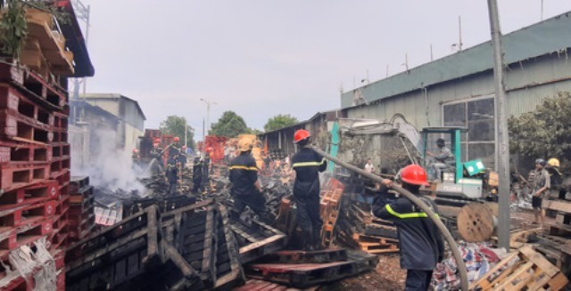 Cháy lớn suốt 3 giờ tại xưởng gỗ 1.000m2 giáp ranh Quảng Nam - Đà Nẵng - Hình 4