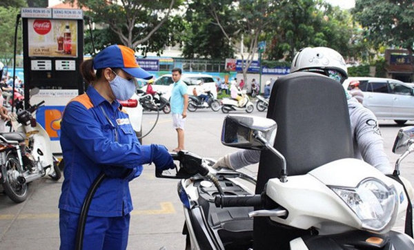 Giá xăng RON95-III giảm hơn 1.000 đồng/lít