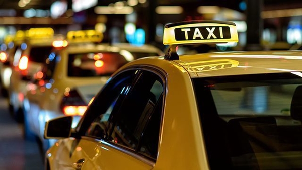 Bộ GTVT quyết gắn hộp đèn cho taxi công nghệ