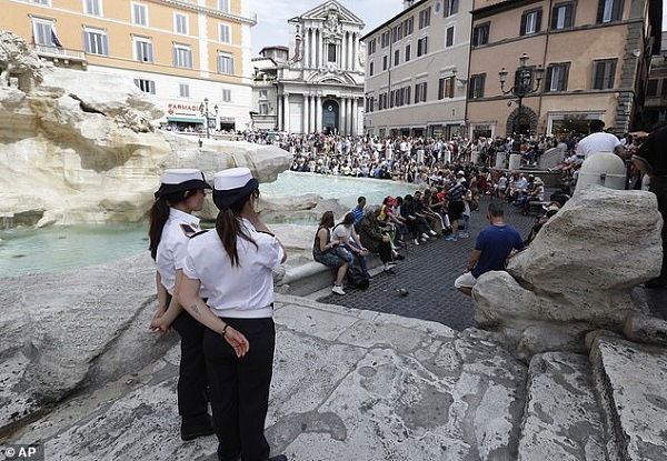 Rome ban hành luật cấm ăn vặt ở các di tích