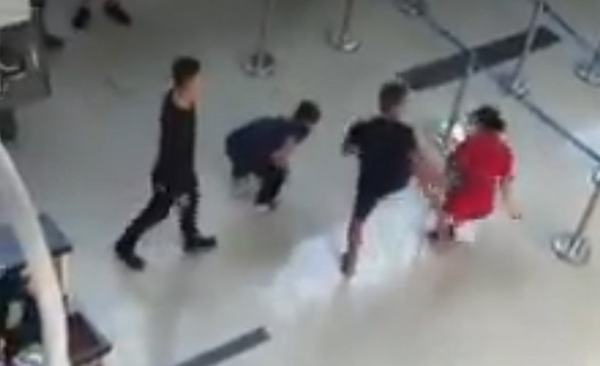 Thanh Hóa: 3 đối tượng bị lãnh án tù vụ hành hung nữ nhân viên hàng không tại sân bay Thọ Xuân - Hình 1