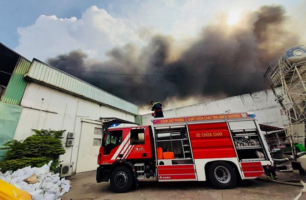 Bình Dương: Cháy nhà xưởng 1.000 m2 ở Khu công nghiệp Sóng Thần 2 - Hình 1