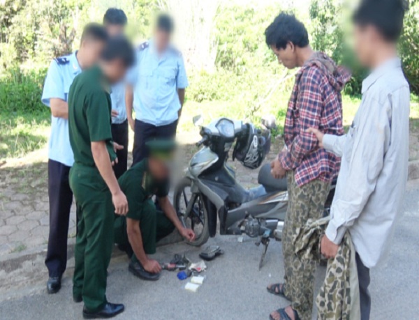 Điện Biên: Bắt đối tượng vận chuyển 2 bánh heroin, 200 viên ma túy tổng hợp về Việt Nam tiêu thụ - Hình 2