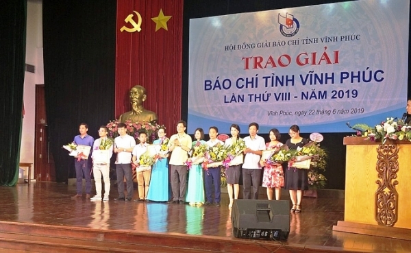 Trao tặng Kỷ niệm chương Vì sự nghiệp báo chí Việt Nam cho lãnh đạo tỉnh Vĩnh Phúc - Hình 2
