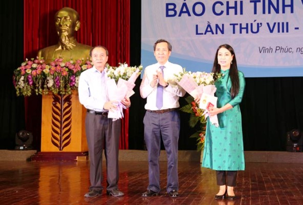 Trao tặng Kỷ niệm chương Vì sự nghiệp báo chí Việt Nam cho lãnh đạo tỉnh Vĩnh Phúc - Hình 1