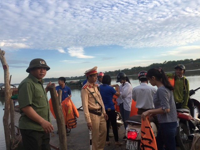 Nghệ An: Hàng trăm sĩ tử mặc áo phao, vượt sông dự thi THPT quốc gia - Hình 2