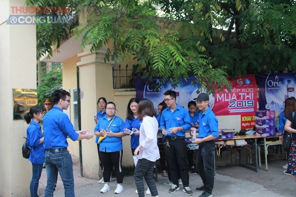 Hà Nội: Sinh viên tình nguyện tiếp lửa cho kỳ thi THPT quốc gia năm 2019 - Hình 7