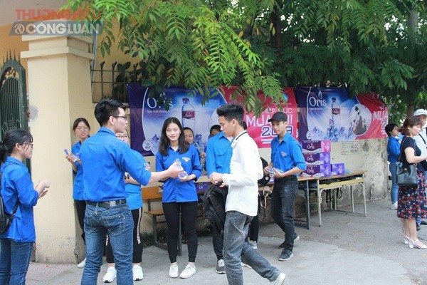 Hà Nội: Sinh viên tình nguyện tiếp lửa cho kỳ thi THPT quốc gia năm 2019 - Hình 1