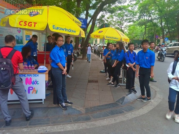 Hà Nội: Sinh viên tình nguyện tiếp lửa cho kỳ thi THPT quốc gia năm 2019 - Hình 5