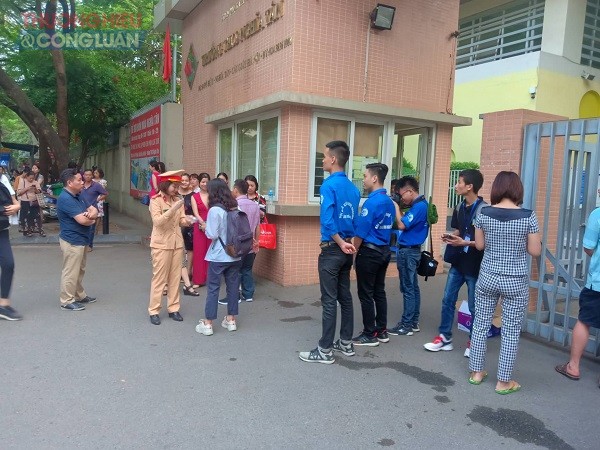 Hà Nội: Sinh viên tình nguyện tiếp lửa cho kỳ thi THPT quốc gia năm 2019 - Hình 4