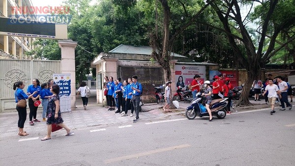 Hà Nội: Sinh viên tình nguyện tiếp lửa cho kỳ thi THPT quốc gia năm 2019 - Hình 2