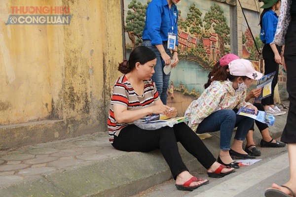 Hà Nội: Phụ huynh “thấp thỏm” chờ con tại các điểm thi THPT quốc gia 2019 - Hình 2