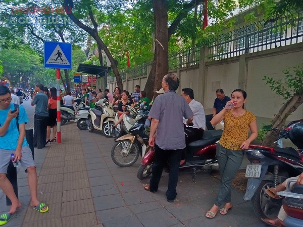Hà Nội: Phụ huynh “thấp thỏm” chờ con tại các điểm thi THPT quốc gia 2019 - Hình 7