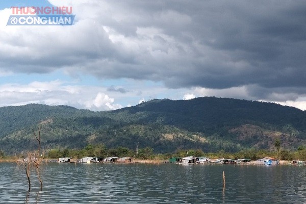 Kon Tum: Lật phà chở xe gỗ, một người tử vong - Hình 1