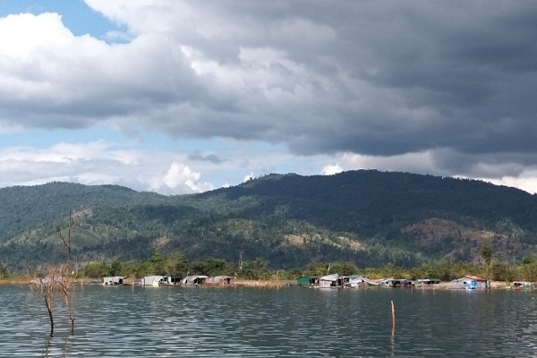 Kon Tum: Lật phà chở xe gỗ, một người tử vong