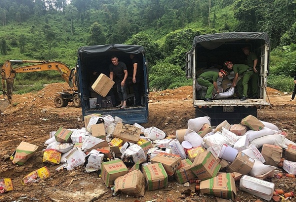 Lạng Sơn: Tiêu hủy lô hàng hóa nhập lậu, có giá trị hàng tỷ đồng - Hình 1