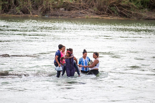 Dòng sông tử thần và bi kịch của di dân bị 'sói đồng cỏ' dụ dỗ - Hình 1
