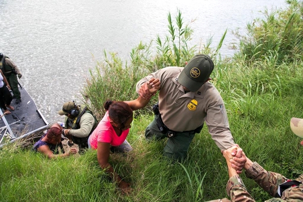 Dòng sông tử thần và bi kịch của di dân bị 'sói đồng cỏ' dụ dỗ