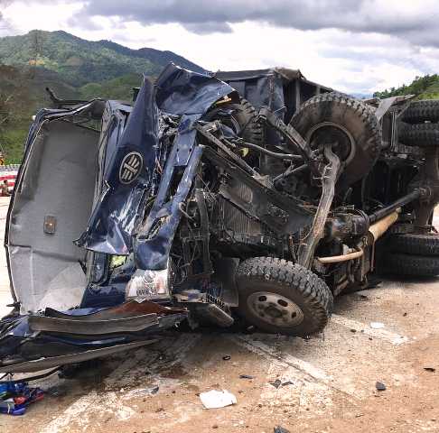 Kon Tum: Lại lật xe tải trên đèo Lò Xo, 3 người bị thương nặng