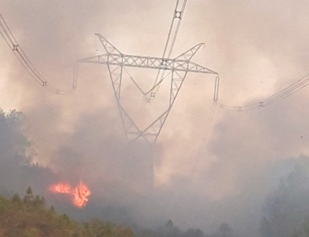 Lửa vây đường dây 500kV, nguy cơ cắt đứt hệ thống điện Bắc và Trung-Nam hoàn toàn