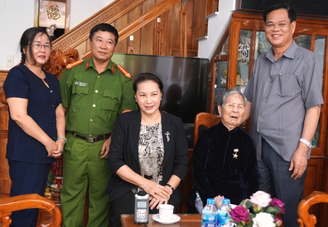 Phú Yên: Chủ tịch QH Nguyễn Thị Kim Ngân thăm gia đình chính sách tiêu biểu - Hình 2