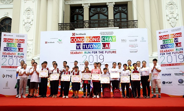 Hơn 1.700 người chạy gây quỹ học bổng cho trẻ em nghèo tại TP. Hồ Chí Minh - Hình 2
