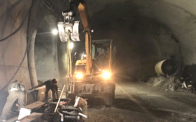 Hầm đường bộ Hải Vân 2: 3 tháng nữa sẽ thông hầm - Hình 1