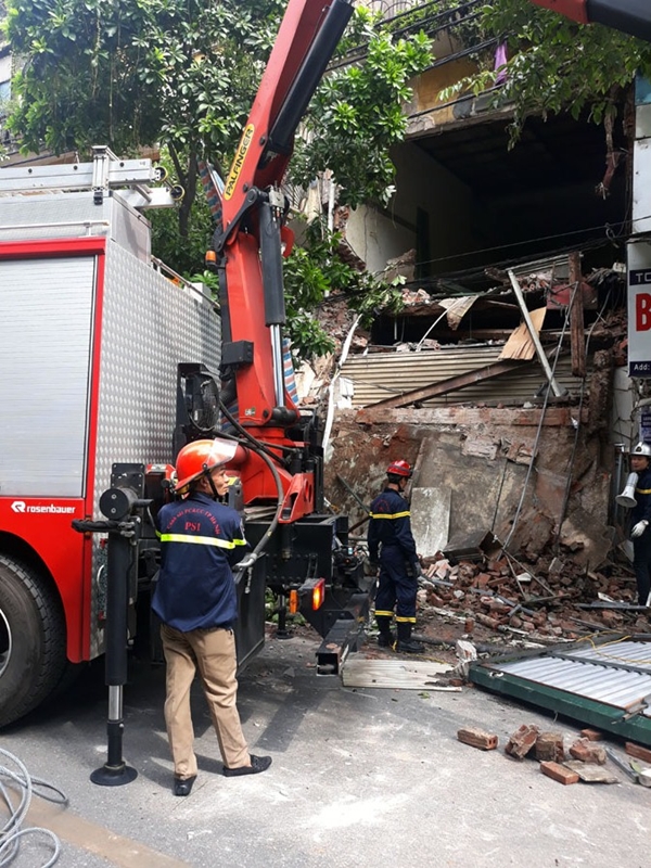 Thông tin chính thức về vụ sập ban công nhà mặt phố Hàng Bông (Hà Nội) - Hình 1
