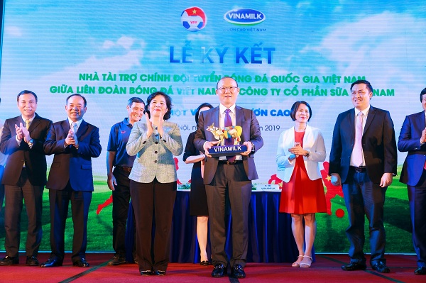Vinamilk - Nhà tài trợ chính cho các đội tuyển bóng đá quốc gia Việt Nam - Hình 3
