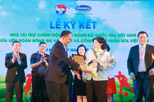 Vinamilk - Nhà tài trợ chính cho các đội tuyển bóng đá quốc gia Việt Nam - Hình 2