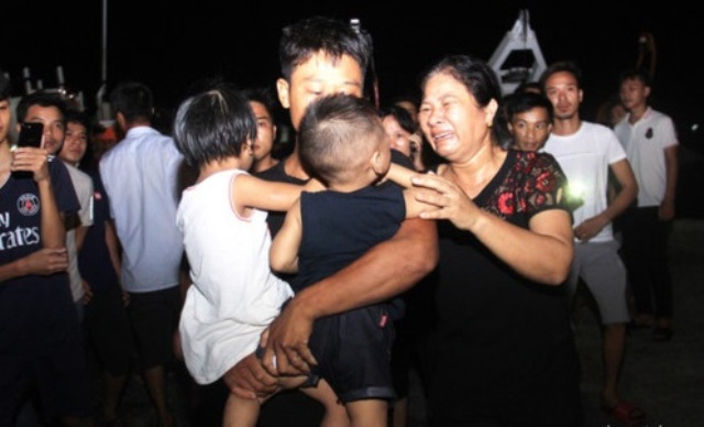 Vụ ngư dân Nghệ An gặp nạn trên biển: Xúc động giây phút 7 thuyền viên đoàn tụ cùng gia đình - Hình 1