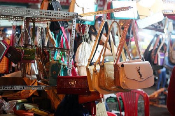Gia Lâm: Buộc tiêu hủy hàng tỷ đồng “Hàng LV, Chanel” bán theo cân tại chợ Ninh Hiệp - Hình 1