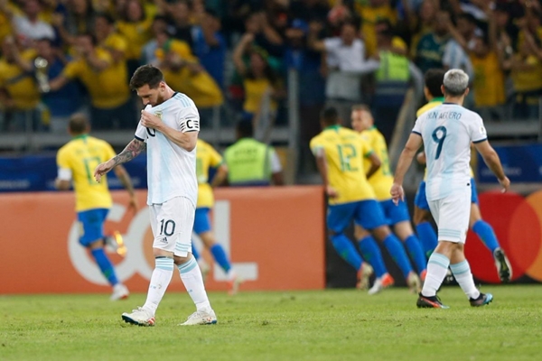 Cả nền bóng đá Argentina 'chuyền bóng' cho Messi: Bi kịch của thiên tài - Hình 4