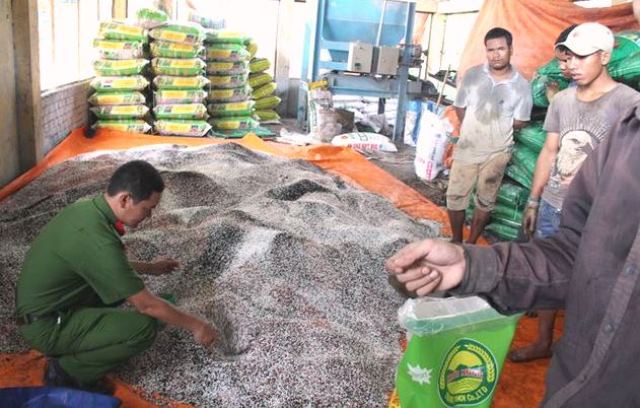 Bình Định: Bắt quả tang một cơ sở sản xuất phân bón giả