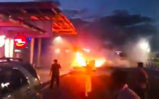 Hyundai Santa Fe bốc cháy ở sân bay quốc tế Đà Nẵng - Hình 1