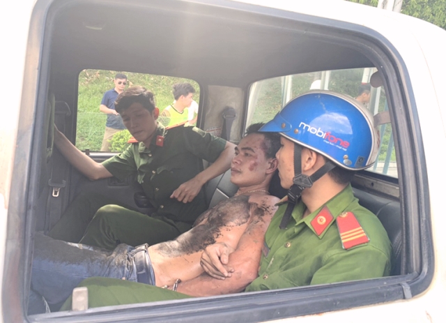 Đà Nẵng: Công an dùng hơi cay khống chế đối tượng cố thủ trong ô tô - Hình 2