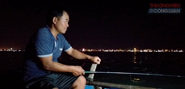 Khám phá vẽ đẹp và nghề đánh bắt hải sản về đêm tại vịnh Đà Nẵng - Hình 7