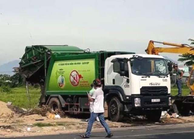 Đà Nẵng: Huy động lực lượng công an để xe chở rác vào bãi rác Khánh Sơn - Hình 3