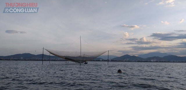 Khám phá vẽ đẹp và nghề đánh bắt hải sản về đêm tại vịnh Đà Nẵng - Hình 5