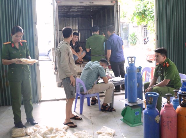 Đà Nẵng: Cảnh sát phát hiện 5.000 quả bóng cười không rõ nguồn gốc - Hình 2