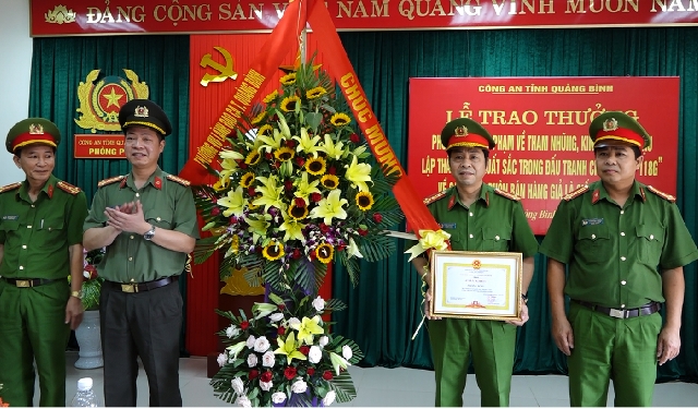 Quảng Bình: Khen thưởng Ban Chuyên án triệt phá đường dây sản xuất giống cây trồng giả - Hình 4