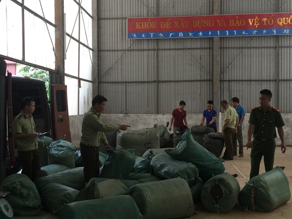 Lạng Sơn: Tạm giữ lô vải, đồ dùng học sinh không có chứng từ chứng minh nguồn gốc